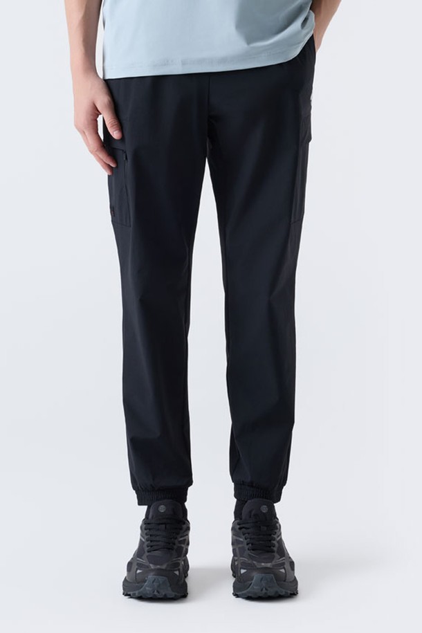 블랙 컬러의 트레이닝 조거 팬츠(SQ323TWP81)입니다. 남녀 공용으로, 일상생활과 운동 시 모두 활용하기 좋습니다. 나일론과 폴리우레탄 혼방 소재로 제작되어 사계절 내내 착용 가능하며, 레귤러 핏의 조거 스타일로 편안한 착용감을 선사합니다. 허리 밴딩 처리로 활동성을 높였으며, 무지 디자인으로 다양한 스타일 연출에 용이합니다. 캐주얼, 스포티, 미니멀 스타일을 즐겨 입는 분들께 추천합니다.
