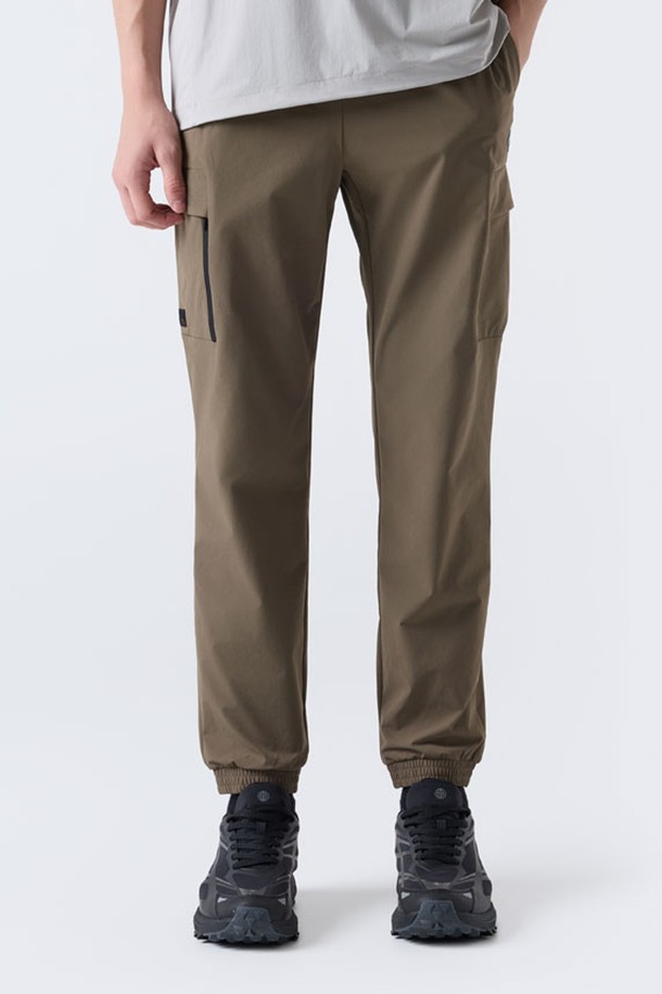 부드러운 촉감의 브라운 컬러 트레이닝 조거 팬츠입니다. 남녀 공용으로 제작되어 릴랙스 핏을 선사하며, S부터 2XL까지 다양한 사이즈로 구성되어 있습니다. 일상복과 피트니스룩 모두 소화 가능한 활용도 높은 아이템입니다. 나일론과 폴리우레탄 혼방 소재로 제작되어 사계절 내내 착용 가능하며, 조거 스타일 밑단으로 편안함과 스타일리시함을 동시에 잡았습니다. 무지 디자인으로 미니멀한 스타일을 연출하기 좋습니다.
