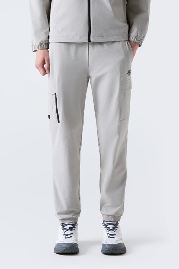 베이직한 디자인과 편안한 착용감의 트레이닝 조거 팬츠입니다. 부드러운 촉감의 나일론, 폴리우레탄 혼방 소재로 제작되어 활동성을 높였습니다. 얇은 두께감으로 봄, 여름, 가을 시즌에 활용하기 좋으며, 릴랙스핏 조거 디자인으로 편안한 착용감을 선사합니다. 허리 밴딩과 밑단 시보리, 실용적인 포켓 디테일이 돋보이며, 스포티, 캐주얼, 미니멀 스타일 모두 소화 가능한 베이지 컬러입니다. 일상 및 운동 시, 다양한 상의와 매치하여 스타일리시하게 연출해보세요.
