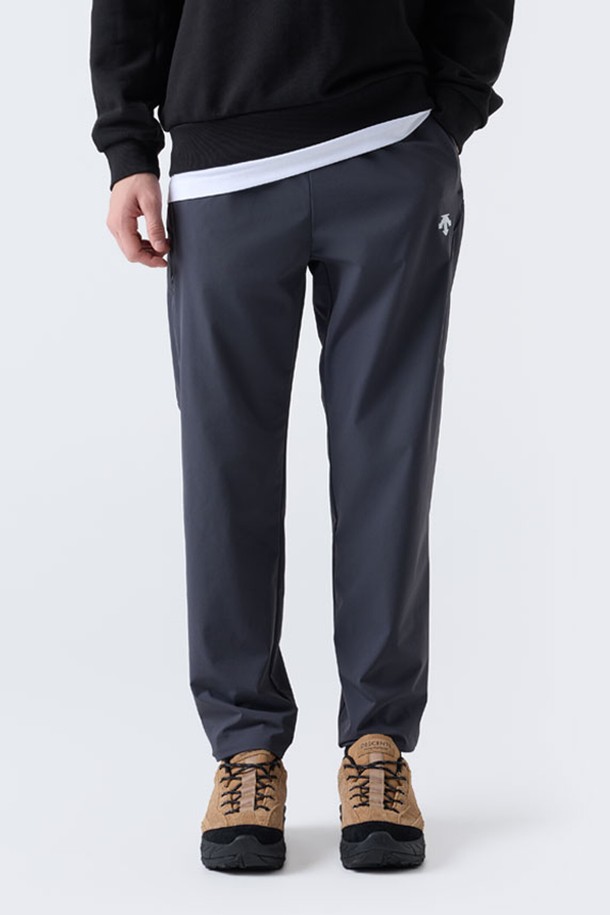 차콜 그레이 컬러의 트레이닝 스트레이트 팬츠(SQ321TWP82)는 남녀공용으로, 스포츠 활동과 일상생활 모두에 적합한 활용도를 자랑합니다. 나일론과 폴리우레탄 혼방 소재로 제작되어 부드러운 촉감과 편안한 착용감을 제공하며, 밴딩 처리와 내부 스트링으로 허리 조절이 용이합니다. 사이드 지퍼 포켓과 신축성 있는 소재는 활동성을 높여주며, 몸에 달라붙지 않아 쾌적하게 착용 가능합니다. 캐주얼, 스포티, 미니멀 스타일을 연출하며 동네 마실룩, 피트니스룩 연출에도 좋습니다.
