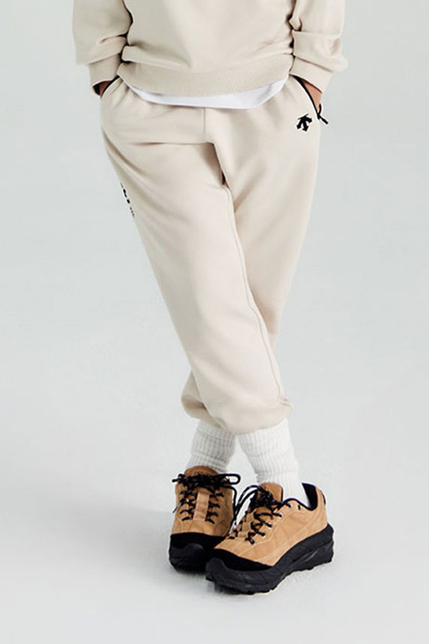 영애슬릿 스위스 스키 기모 트레이닝 팬츠는 유아동을 위한 스포티한 겨울철 필수 아이템입니다. 라이트 베이지 색상과 릴랙스 핏으로 편안함을 제공하며, 스위스 스키팀을 모티브로 한 디자인이 특징입니다. 폴리에스터, 폴리우레탄, 기모 소재를 사용하여 부드러운 촉감과 뛰어난 보온성을 자랑하며, 지퍼 포켓과 사이즈 조절 스트랩으로 실용성을 더했습니다.
