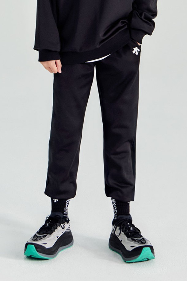 영애슬릿 스위스 스키 기모 트레이닝 팬츠 블랙(SQ42JSKPO1)는 스위스 스키팀에서 영감을 받아 디자인된 남녀공용 트레이닝 팬츠입니다. 겨울철 스포츠 활동 및 일상에서도 따뜻하게 착용할 수 있도록 두꺼운 두께감의 기모 안감과 폴리에스테르, 폴리우레탄 혼방의 신축성 있는 소재를 사용하여 보온성과 활동성을 높였습니다. 릴랙스 핏, 루즈핏으로 편안한 착용감을 제공하며, 지퍼 포켓과 스트랩 디테일, 사이즈 조절 가능한 밴딩으로 실용성을 더했습니다.
