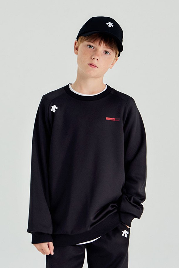 영애슬릿 스위스 스키 기모 맨투맨 블랙(SQ42JSHTO1)은 유아동을 위한 스포티한 스타일의 겨울용 맨투맨입니다. 부드러운 촉감의 기모 안감과 보온 및 신축성을 갖춘 폴리에스터, 폴리우레탄, 면 혼방 소재로 제작되었습니다. 스위스 스키팀에서 영감을 얻은 디자인과 릴랙스핏, 라운드넥, 긴 소매, 무지 패턴이 특징이며 겨울 데일리룩으로 활용하기 좋습니다.
