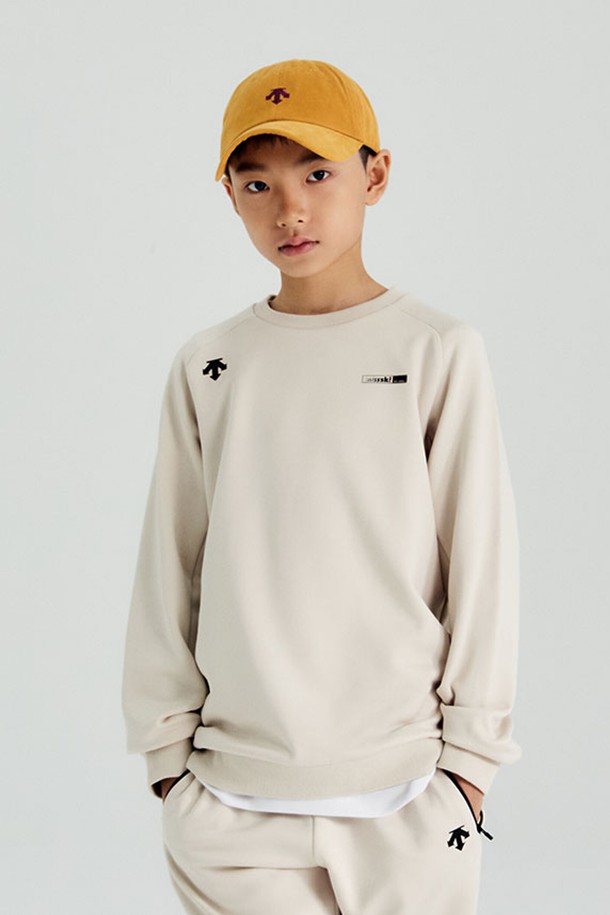 영애슬릿 스위스 스키 기모 맨투맨 라이트 베이지(SQ42JSHTO1)는 유아동을 위한 스포티한 스타일의 맨투맨입니다. 부드러운 촉감의 기모 안감과 두꺼운 두께감으로 겨울철 보온성을 높였으며, 폴리에스터, 폴리우레탄, 면 혼방 소재로 신축성을 더했습니다. 라운드넥과 릴랙스 핏으로 편안한 착용감을 제공하며, 스위스 스키 테마 디자인으로 일상, 스포츠 활동, 집콕룩 등 다양한 TPO에 활용 가능합니다.
