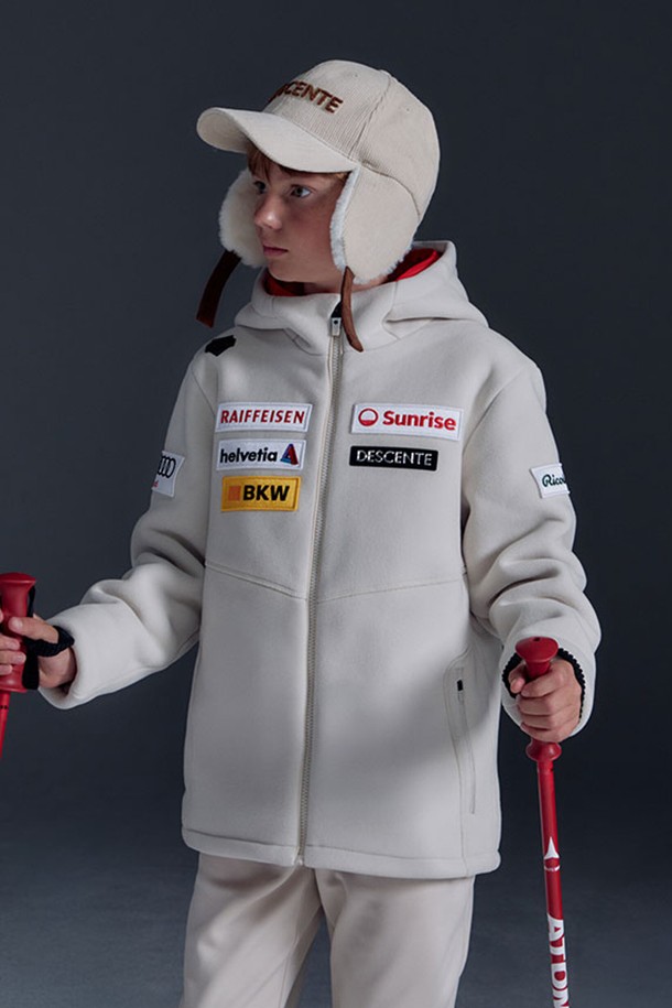 영애슬릿 스위스 스키 본딩 플리스 자켓 라이트 베이지(SQ42JSKTO1)는 유아동을 위한 스포티한 플리스 자켓입니다. 스위스 스키팀 웨어에서 영감을 받아 디자인되었으며, 보온성이 우수하고 가을, 겨울철 데일리룩, 캠핑룩, 등산룩 등 다양한 TPO에 활용하기 좋습니다. 릴랙스 핏에 부드러운 촉감의 플리스 소재, 후드 디자인, 집업 여밈 방식, 로고 패턴으로 포인트를 주어 스타일리시하게 착용할 수 있습니다.
