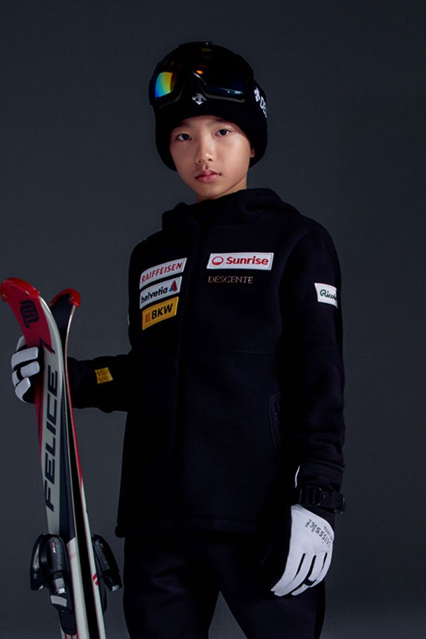 영애슬릿 스위스 스키 본딩 플리스 자켓 블랙(SQ42JSKTO1)은 유아동을 위한 겨울철 플리스 자켓입니다. 부드러운 촉감의 폴리에스터 플리스 소재에 방풍 및 보온 기능의 본딩 처리로 제작되었으며, 스키, 스포츠 활동은 물론 일상에서도 스포티하게 착용할 수 있습니다. 릴랙스핏에 긴 소매, 후드 디자인으로 겨울 데일리룩, 등산룩, 캠핑룩 등 다양한 스타일에 활용 가능합니다.
