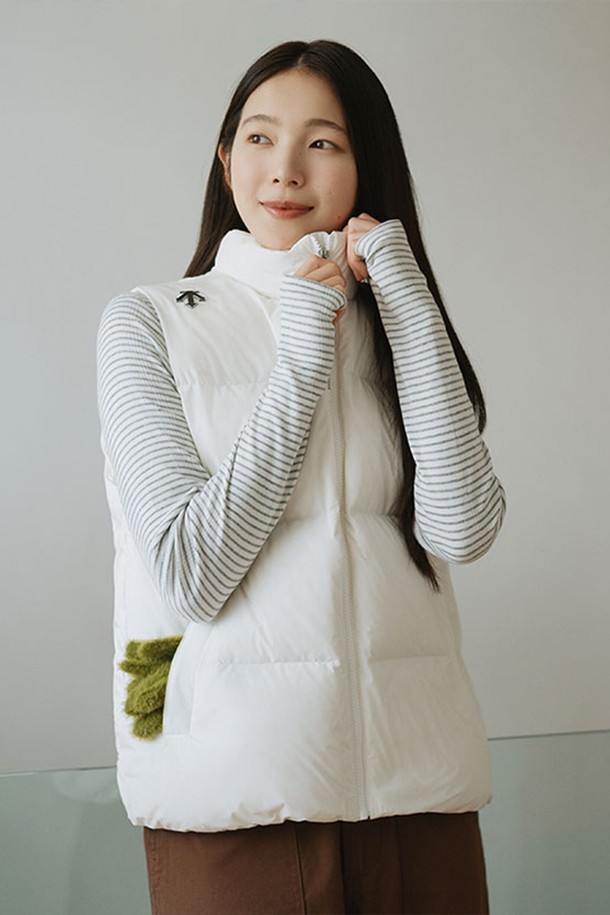 미유키 착용 에센셜 푸퍼 덕 다운 베스트 화이트 SQ423UDVO1는 겨울철 따뜻함과 스타일을 동시에 잡을 수 있는 남녀 공용 베스트입니다. 부드러운 촉감의 폴리에스테르, 나일론 혼방 소재에 오리털(솜털 80%, 깃털 20%) 충전재를 사용하여 뛰어난 보온성을 제공합니다. 스탠드넥 디자인과 가슴 부분의 프린팅 디테일, 밑단 스트링 스토퍼는 캐주얼, 스포티한 무드를 연출하며, 일상복, 산책, 집콕룩 등 다양한 TPO에 활용하기 좋습니다. 레귤러핏으로 편안하게 착용 가능하며, 집업 방식으로 간편하게 입고 벗을 수 있습니다.
