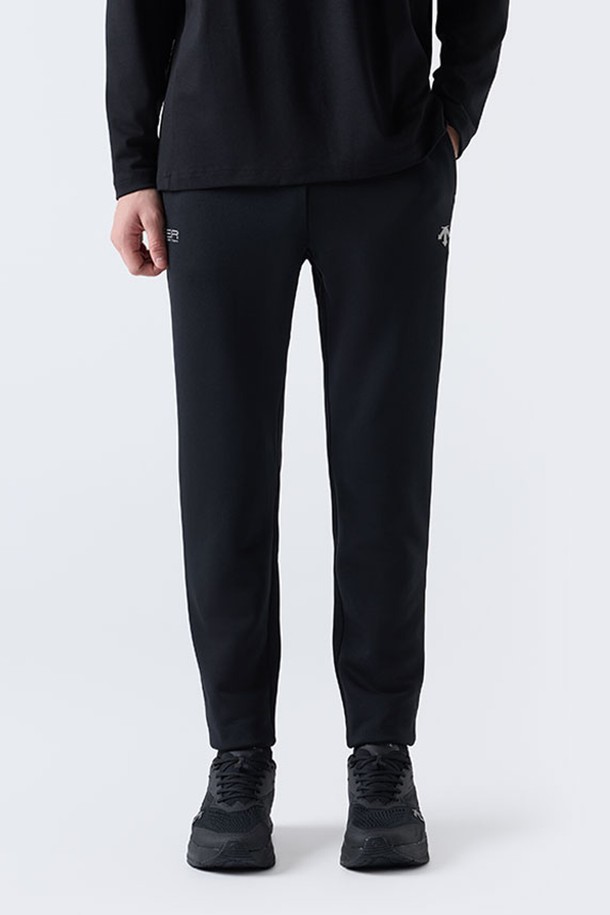 GER 트레이닝 기모 팬츠 블랙(SQ421IFPO2)는 남녀공용으로 제작되어 겨울철 스포츠 활동 및 데일리룩에 적합한 트레이닝 바지입니다. 부드러운 기모 플리스 안감과 우수한 스트레치성으로 편안한 착용감을 제공하며, 허리 스트링과 핸드포켓 지퍼를 갖춰 실용성을 높였습니다. 슬림핏 디자인에 GER 인스파이어드 그래픽 로고 패턴을 더하여 스포티하면서도 베이직한 스타일을 연출합니다.
