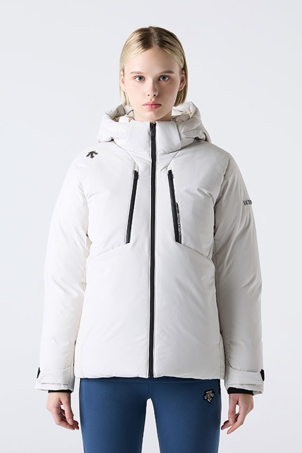 2025 캐논 숏 덕 다운 재킷 라이트 베이지(SQ323SDJ92)는 남녀공용으로 제작되어 일상생활과 스포츠 활동 모두에 적합한 아우터입니다. 겨울철 추위를 효과적으로 막아주는 두꺼운 두께감의 숏 다운 재킷으로, 부드러운 촉감과 보온 및 방수 기능을 갖춘 것이 특징입니다. 라이트 베이지, 블랙, 블루 세 가지 색상으로 제공되며, 스포티, 캐주얼, 미니멀 스타일을 연출하기 좋습니다. 후드와 지퍼 포켓이 있어 등산룩, 캠핑룩 등 다양한 TPO에 활용할 수 있습니다.
