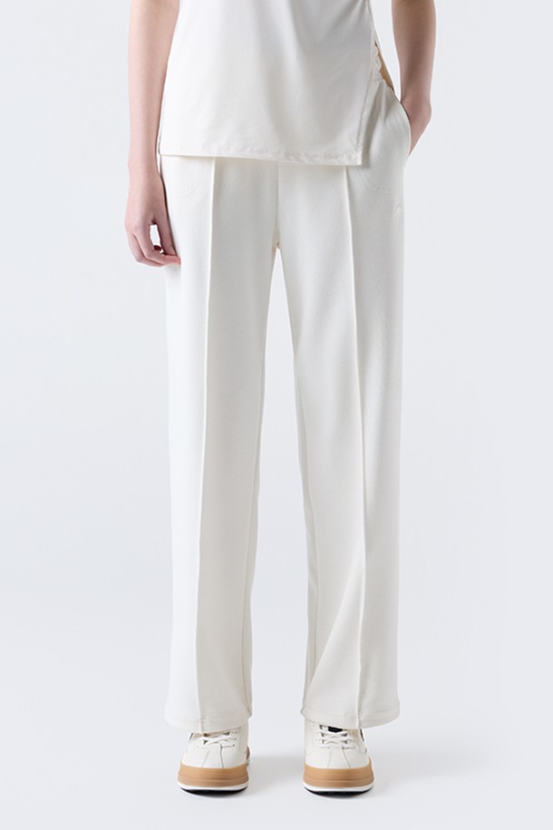 우먼스 트레이닝 스트레이트 팬츠 아이보리(SQ322PFP83)는 여성용 트레이닝 팬츠입니다. 아이보리, 블랙, 미디엄 그레이 색상으로 출시되어, 트레이닝 및 일상복으로 활용하기 좋습니다. 사계절 내내 착용 가능하며, 스포티하고 캐주얼한 스타일을 연출합니다. 부드러운 촉감의 폴리에스테르, 폴리우레탄 혼방 소재로 제작되었으며, 밴딩 허리와 허리 스트링, 양쪽 포켓, 세로 패널 디테일 및 신축성으로 편안한 착용감을 선사합니다. 세로 스티치와 스트레이트 핏으로 다리가 길어 보이는 효과를 줍니다.
