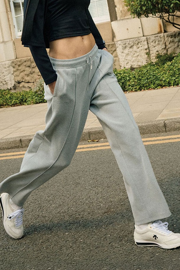 우먼스 트레이닝 스트레이트 팬츠 멜란지 그레이(SQ322PFP83)는 여성용 트레이닝 팬츠입니다. 멜란지 그레이 컬러의 무지 디자인으로, 스포티하고 캐주얼한 스타일을 연출합니다. 폴리에스터와 폴리우레탄 혼방의 부드러운 소재로 제작되어 사계절 내내 편안하게 착용 가능합니다. 레귤러핏 스트레이트 핏으로, 밴딩 처리되어 활동성을 높였습니다. 피트니스룩 또는 집콕룩으로 활용하기 좋으며, 미니멀한 스타일을 선호하는 분들께 추천합니다.
