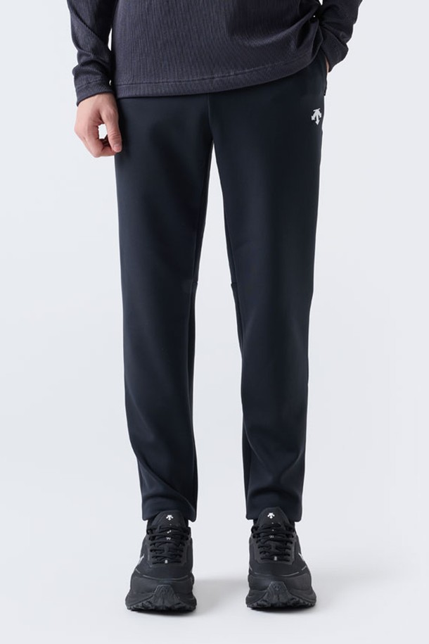 러닝 니트 기모 팬츠 블랙(SQ323RFP91)는 남녀 공용으로, 겨울철 스포츠, 러닝, 아웃도어 활동에 적합한 긴바지입니다. 부드러운 촉감의 폴리에스터, 폴리우레탄 혼방 소재에 기모 안감을 더해 보온성을 높였으며, 레귤러핏으로 편안한 착용감을 제공합니다. 활동성을 높이는 액티브핏 디자인과 밴딩 허리, 신축성 우수한 소재로 활동량이 많은 날에도 불편함 없이 착용 가능합니다. 지퍼 포켓과 리플렉티브 디테일이 있어 실용성과 스포티한 스타일을 동시에 만족시키며, 러닝룩과 겨울 데일리룩에 모두 활용하기 좋습니다. 블랙과 그레이 두 가지 색상으로 출시되었습니다.
