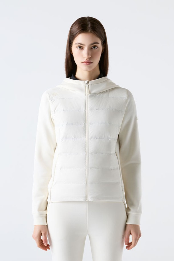 아이보리 컬러의 여성용 '우먼스 트레이닝 하이브리드 기모 집업 재킷' (SQ322PFT91)입니다. 트레이닝, 일상 용도로 활용 가능하며, 가을과 겨울에 따뜻하게 착용할 수 있습니다. 스포티하면서도 캐주얼한 무드를 연출하며, 무지 디자인에 레귤러 핏으로 편안함을 더했습니다. 두꺼운 두께감과 부드러운 촉감의 폴리에스터, 폴리우레탄 혼방 소재로 제작되었으며, 기모 안감과 오리솜털이 보온성을 높여줍니다. 산책이나 집콕 시 편안하게 입기 좋은 아이템입니다.
