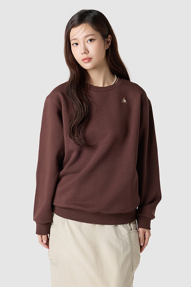 유니 에센셜 루즈 기모 맨투맨 - 브라운(QQ423LFSO1)은 남녀 모두 착용 가능한 유니섹스 디자인의 캐주얼 맨투맨입니다. 가을, 겨울 시즌에 어울리는 두꺼운 두께감과 부드러운 촉감의 기모 안감으로 따뜻하게 착용할 수 있습니다. 베이직하고 미니멀한 무드의 무지 디자인은 어떤 스타일에도 잘 어울리며, 넉넉한 루즈핏으로 편안한 착용감을 선사합니다. 라운드넥과 긴 소매 기장으로 제작되었으며, 브라운 컬러가 포근한 분위기를 더합니다. 데일리룩으로 활용하기 좋은 아이템입니다.
