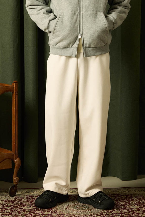 유니 기모 루즈핏 스트레이트 팬츠 - 아이보리 QQ423LFPO1는 남녀 모두 착용 가능한 베이직하고 캐주얼한 스타일의 기모 스트레이트 팬츠입니다. 겨울과 가을에 적합하며, 부드러운 촉감과 두꺼운 두께로 따뜻하게 착용할 수 있습니다. 루즈핏과 스트레이트 핏으로 편안한 착용감을 선사하며, 밴딩 처리 및 스트링으로 사이즈 조절이 용이합니다. 데일리룩, 집콕룩, 동네 마실룩 등 다양한 TPO에 맞춰 활용 가능하며, 셋업 상품으로도 연출할 수 있어 실용적입니다. 보온성이 우수하여 추운 날씨에도 따뜻함을 유지해 줍니다.
