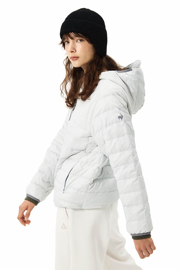 유니 레귤러핏 르에어로 퍼텍스 경량 구스다운 재킷은 가볍고 따뜻한 겨울철 아우터입니다. 남녀 공용으로 착용 가능하며, 그레이, 블랙, 라이트블루, 핑크 등 다양한 컬러로 출시되었습니다. 캐주얼 및 스포티 스타일을 연출하기 좋으며, 일상과 출근룩에 모두 잘 어울립니다. 나일론과 구스다운 충전재(80:20)를 사용하여 보온성을 높였으며, 지퍼형 여밈 방식으로 편안하게 착용할 수 있습니다. 레귤러핏과 긴소매로 제작되었으며, 부드러운 촉감과 무지 디자인이 특징입니다.
