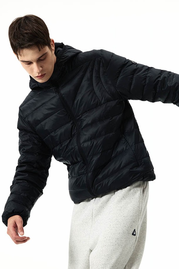 유니 레귤러핏 르에어로 퍼텍스 경량 구스다운 재킷 - 블랙(QQ423EDJO2)은 일상과 스포츠 활동에 모두 적합한 남녀 공용 구스다운 재킷입니다. 
가볍고 부드러운 착용감을 선사하며, 보온성을 극대화하여 겨울철에도 따뜻하게 입을 수 있습니다. 
무지 디자인에 레귤러핏으로 제작되어 캐주얼, 스포티, 미니멀 스타일을 연출하기 좋습니다. 
블랙, 라이트블루, 퍼플, 화이트그레이 등 다양한 색상으로 출시되었습니다.
출근룩에도 활용 가능한 활용도 높은 아이템입니다.
