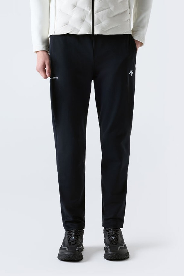 **트레이닝 약기모 팬츠 블랙 SQ321TFP81**은 남녀공용으로 편안하게 착용 가능한 긴바지 트레이닝 팬츠입니다. 가을, 겨울 시즌에 적합하며, 부드러운 촉감의 나일론, 폴리우레탄 혼방 소재에 약기모 안감을 더해 보온성을 높였습니다. 레귤러핏 디자인으로 스포티, 캐주얼 스타일 모두 소화 가능하며, 밴딩 처리로 편안한 착용감을 제공합니다. 집, 피트니스, 러닝 등 다양한 상황에서 활용할 수 있는 실용적인 아이템입니다. 무지 디자인으로 미니멀한 스타일을 연출하기 좋습니다.
