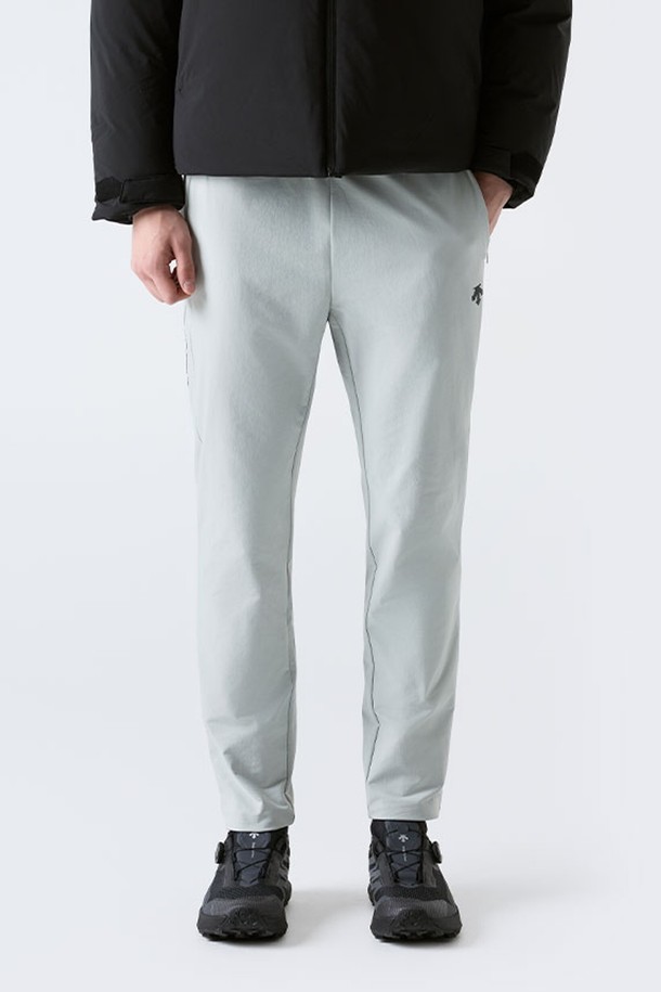 GER(지이알) 이중직 약기모 조거 팬츠 그레이(SQ421IPTO1)는 남녀 모두 착용 가능한 캐주얼 스타일의 조거 팬츠입니다. 부드러운 촉감의 나일론, 폴리우레탄 소재에 기모 안감을 더해 가을, 겨울 시즌에 따뜻하게 착용할 수 있습니다. 릴랙스핏에 조거핏 디자인으로 편안한 착용감을 제공하며, 무지 패턴과 밴딩 허리 디테일이 특징입니다. 두께감 있는 이중직 원단으로 제작되어 스포티하면서도 미니멀한 스타일을 연출하기 좋습니다. 일상복이나 스포츠 활동 시에도 활용 가능한 실용적인 아이템입니다.
