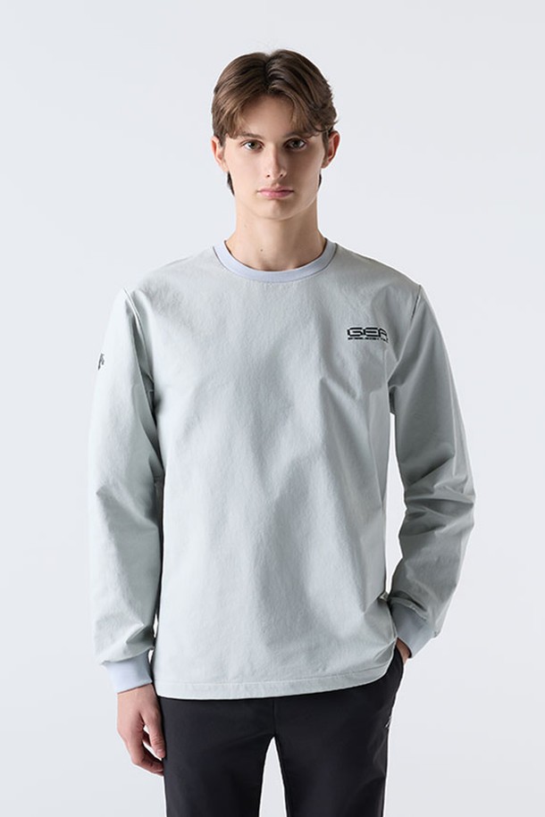 독일 봅슬레이 팀에서 영감을 받은 아트워크가 돋보이는 GER 이중직 약기모 맨투맨 그레이(SQ421IWHO1)입니다. 부드러운 촉감의 이중직 원단에 약기모 처리를 더해 가을, 겨울철에도 따뜻하게 착용할 수 있습니다. 스포티한 스타일은 물론, 캐주얼하고 미니멀한 룩에도 잘 어울려 겨울 데일리룩, 피트니스룩, 캠핑룩 등 다양한 TPO에 활용하기 좋습니다. 라운드넥 디자인과 컴포트핏으로 편안한 착용감을 선사하며, 긴 소매 기장으로 활동성을 높였습니다. 나일론과 폴리우레탄 혼방 소재로 제작되어 내구성이 뛰어나며, 프린트 패턴으로 포인트를 더했습니다.
