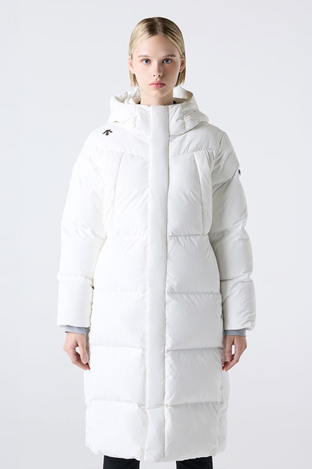 2025 캐논 롱 구스 다운 재킷 화이트(SQ323SDJ91)는 겨울철 일상에서 따뜻함과 스타일을 모두 잡을 수 있는 여성 및 남성용 아우터입니다. 부드러운 촉감의 폴리에스터, 나일론 혼방 소재에 거위 솜털 80%, 거위 깃털 20%의 충전재를 사용하여 두꺼우면서도 뛰어난 보온성과 방풍 기능을 제공합니다. 오버핏 디자인과 긴 기장으로 트렌디한 캐주얼룩을 연출하며, 집업 스타일로 간편하게 착용할 수 있습니다. 무지 디자인의 화이트 컬러는 어떤 스타일에도 쉽게 매치되어 미니멀하고 클래식한 분위기를 더합니다.
