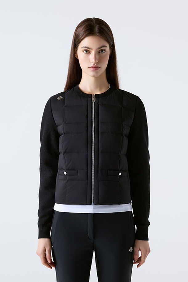 우먼스 초경량 다운 가디건 블랙(SQ422SDJO9)은 여성스러운 실루엣을 연출하는 다운 가디건입니다. 가을과 겨울에 적합하며, 일상 및 캐주얼 스타일 모두 소화 가능한 활용도 높은 아이템입니다. 초경량 다운 충전재로 제작되어 가볍고 따뜻하며, 부드러운 촉감을 선사합니다. 미니멀하고 베이직한 디자인에 블랙, 아이보리 두 가지 컬러로 출시되어, 다양한 룩에 자연스럽게 매치할 수 있습니다. 집업 여밈 방식과 레귤러 핏으로 편안한 착용감을 제공하며, 크롭 기장과 긴 소매가 특징입니다.
