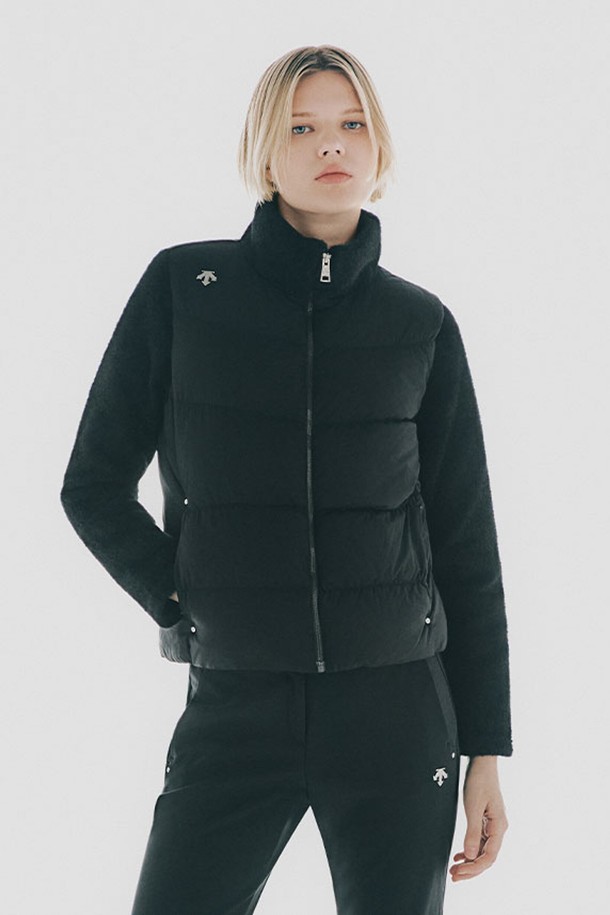 우먼스 크링클 하이브리드 다운 재킷 블랙(SQ422SDJO5)은 여성용 다운 재킷으로, 일상 및 아웃도어 활동에 적합합니다. 블랙과 크림 두 가지 색상으로 제공되며, 스포티하면서도 캐주얼한 스타일을 연출합니다. 겉감은 나일론과 폴리에스터 혼방으로 제작되었으며, 안감은 오리솜털과 오리깃털을 사용하여 보온성과 경량성을 동시에 갖췄습니다. 두꺼운 두께감과 부드러운 촉감, 긴 소매 기장, 집업 여밈 방식이 특징이며, 크링클 디테일이 돋보이는 레귤러핏 다운 재킷입니다.
