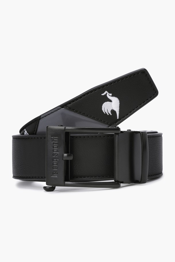 남성 스마트 락 벨트 (GQ311MBE89)는 모던하고 세련된 스타일을 추구하는 남성 골퍼를 위해 디자인되었습니다. 무지 패턴의 블랙과 화이트 두 가지 색상으로 출시되어 다양한 골프룩에 매치하기 용이합니다. 오염과 마모에 강한 합성가죽 소재로 제작되어 내구성이 뛰어나며, 스마트 락 버클 디자인으로 편리하게 착용할 수 있습니다. 길이 조절이 가능하여 최적의 핏을 제공하며, 견고한 품질을 자랑합니다. 골프 라운딩 시 스타일과 실용성을 동시에 만족시키는 필수 아이템입니다.
