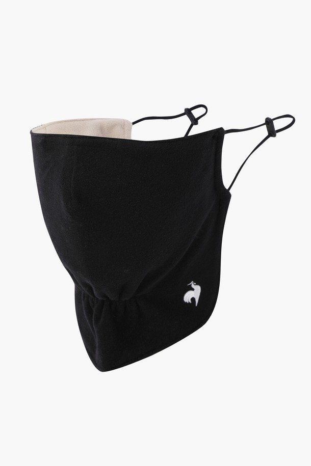 여성 플리스 방한 마스크 (GQ322LSA91)는 겨울철 추위로부터 당신을 보호해 줄 방한용 마스크입니다. 부드러운 플리스 소재와 두꺼운 두께로 보온성을 높였으며, 블랙, 핑크 두 가지 색상으로 제공됩니다. 폴리에스터, 나일론, 폴리우레탄 혼방 소재로 제작되어 가볍고 내구성이 뛰어나며, 형태 유지가 용이합니다. 사이즈 조절이 가능하며, 실리콘 스토퍼와 메쉬 통기구를 갖춰 활동성과 편안함을 동시에 제공합니다. 골프, 겨울 스포츠, 아웃도어 활동 시 유용하게 사용하실 수 있습니다.
