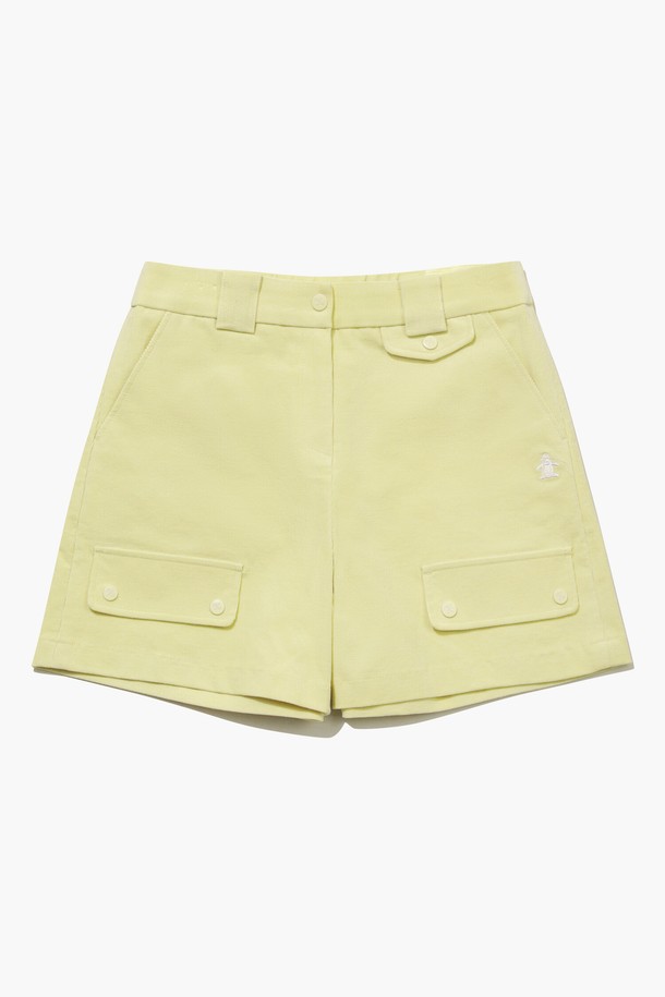 산뜻한 옐로우 컬러가 돋보이는 여성 코듀로이 반바지입니다. 봄, 여름 시즌에 활용하기 좋은 얇은 두께감과 부드러운 촉감이 특징입니다. 캐주얼, 스포티 스타일 모두 소화 가능하며, 골프룩 연출에도 적합합니다. 레귤러핏으로 편안하게 착용할 수 있으며, 무지 디자인에 포켓 디테일로 실용성을 더했습니다. 면, 폴리우레탄, 레이온, 코듀로이 혼방 소재로 제작되었습니다.
