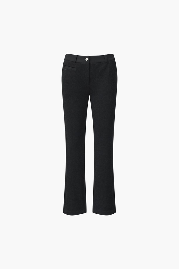 여성 기모 스트라이프 부츠컷 팬츠 (DQ42WFPTOE)는 겨울철 따뜻함을 책임지는 여성용 긴바지입니다. 레이온, 폴리에스터, 폴리우레탄 혼방 소재로 제작되어 부드러운 촉감과 편안한 착용감을 선사합니다. 베이직한 스타일의 스트라이프 패턴과 레귤러핏 부츠컷 디자인으로 클래식, 미니멀, 캐주얼 등 다양한 스타일 연출이 가능합니다. 두꺼운 두께감과 기모 안감으로 보온성을 높였으며, 골프룩과 일상복으로 활용하기 좋습니다. 신축성이 있어 활동성을 보장합니다.
