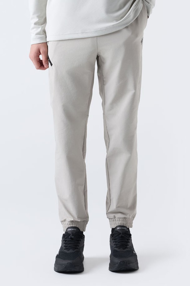 따뜻함과 편안함을 동시에 잡은 트레이닝 기모 조거 팬츠 베이지(SQ421TPTO3)입니다. 남녀공용으로 제작되어 누구나 편안하게 착용할 수 있으며, 가을, 겨울철 따뜻하게 입을 수 있습니다. 부드러운 촉감의 기모 안감과 신축성 있는 소재로 활동성을 높였으며, 릴랙스핏 조거 스타일로 편안한 착용감을 선사합니다. 허리 밴딩과 스트링, 지퍼 포켓, 밑단 패딩 디테일로 실용성을 더했습니다. 일상, 운동 등 다양한 TPO에 활용 가능한 베이직 아이템으로, 집콕룩, 겨울 데일리룩에 매치하여 캐주얼, 스포티, 미니멀 무드를 연출해 보세요.
