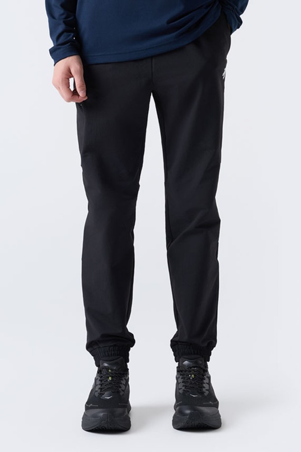 **트레이닝 기모 조거 팬츠 블랙(SQ421TPTO3)**는 남녀 공용으로 편안하게 착용 가능한 조거 핏 트레이닝 팬츠입니다. 가을, 겨울철에 적합하며, 부드러운 촉감의 기모 안감과 두꺼운 두께감으로 따뜻함을 선사합니다. 폴리에스테르, 폴리우레탄 혼방 소재로 제작되어 활동성이 뛰어나며, 릴랙스 핏으로 편안한 착용감을 제공합니다. 일상, 운동 등 다양한 TPO에 활용 가능하며, 사이드 포켓이 있어 실용적입니다. 미니멀하고 스포티, 캐주얼한 스타일을 연출하기 좋습니다.
