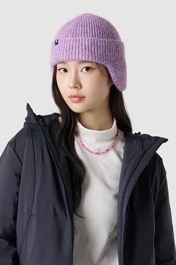 라이프 이어머프 비니 - 퍼플(QQ323ABN92)는 캐주얼, 미니멀, 클래식 스타일을 아우르는 모자입니다. 가을과 겨울, 쌀쌀한 날씨에 일상 및 방한 용도로 적합하며, 부드러운 촉감과 두꺼운 두께로 따뜻함을 선사합니다. 퍼플과 블랙 두 가지 색상으로 제공되며, 귀덮개가 일체형으로 디자인되어 보온성을 높였습니다. 폴리에스터, 아크릴, 나일론, 모, 폴리우레탄 등의 혼방 소재로 제작되었으며 무지 패턴으로 다양한 스타일에 매치하기 용이합니다.
