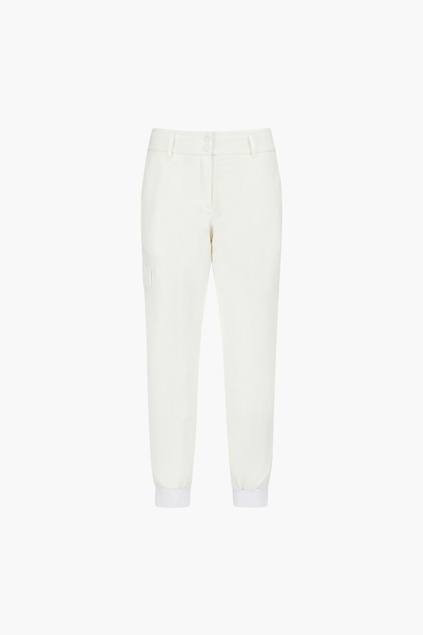 여성용 스트레치 패딩 조거 팬츠 _CREM GQ322LPT92는 겨울철 스포티한 스타일을 연출하기에 적합한 조거 핏 바지입니다. 경량의 스트레치 소재와 보온성이 뛰어난 패딩 안감으로 제작되어 편안한 착용감을 제공합니다. 허리 밴딩 처리로 활동성을 높였으며, 로고 자카드 립 포인트와 사이드라인 디자인이 돋보입니다. 블랙(BLCK)과 크림(CREM) 두 가지 색상으로 출시되어 골프룩 또는 일상복으로 활용 가능합니다. 부드러운 촉감과 컴포트핏으로 편안하게 즐길 수 있습니다.
