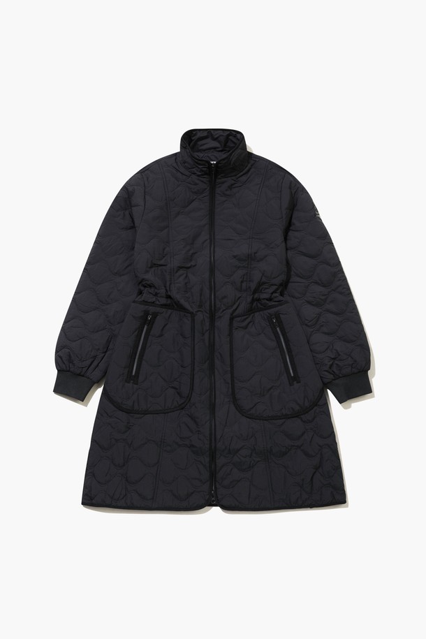 블랙 또는 크림 컬러로 출시된 여성 퀼팅 패딩 풀집업 원피스입니다. 스포티하면서도 캐주얼한 스타일로, 겨울철 골프룩 또는 일상복으로 활용하기 좋습니다. 하이넥 디자인에 A라인 플레어 치마핏으로 여성스러운 실루엣을 연출하며, 퀼팅 패턴과 긴소매, 두꺼운 두께감으로 따뜻함을 더했습니다. 풀집업 스타일과 포켓 디테일이 실용성을 높여줍니다. 폴리에스터와 나일론 혼방 소재로 제작되어 편안한 착용감을 선사합니다.
