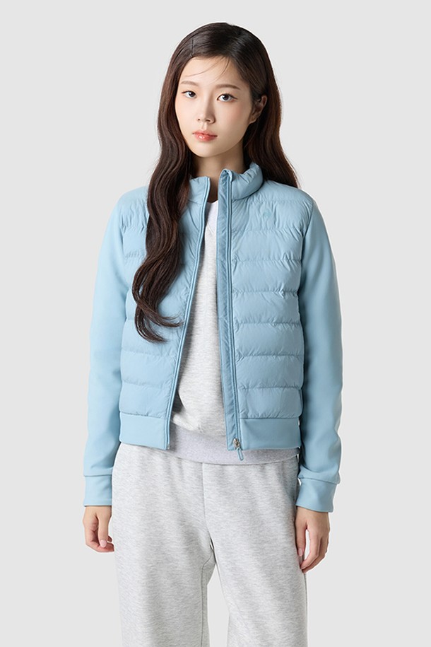여성 레귤러핏 하이브리드 경량 패딩 재킷 - 민트 QQ422OPDO2는 캐주얼, 스포티, 미니멀한 스타일을 연출하기에 적합합니다. 겨울철에 따뜻하게 착용할 수 있는 두꺼운 두께감의 경량 패딩 재킷으로, 부드러운 촉감과 긴 소매가 특징입니다. 무지 디자인에 하이브리드 및 경량 기능성을 더했으며, 레귤러핏으로 편안한 착용감을 제공합니다. 집업 방식으로 간편하게 여밀 수 있으며, 다양한 일상룩에 활용하기 좋습니다. 나일론, 폴리에스터, 폴리우레탄 혼방 소재로 제작되었습니다.
