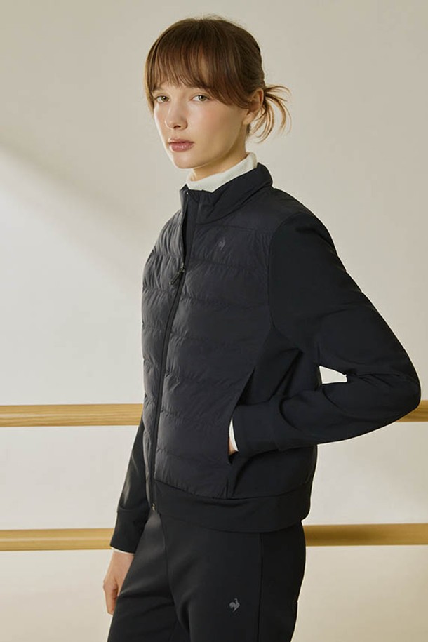 여성 레귤러핏 하이브리드 경량 패딩 재킷 - 블랙 QQ422OPDO2는 겨울철 일상룩과 출근룩, 여행룩에 적합한 아우터입니다. 베이직하고 캐주얼한 스타일로 미니멀, 클래식 스타일을 선호하는 분들께 추천합니다. 무지 디자인에 레귤러핏으로 제작되었으며, 집업 방식으로 간편하게 착용할 수 있습니다. 나일론, 폴리에스터, 폴리우레탄 혼방 소재로 제작되어 부드러운 촉감과 가벼운 착용감을 제공하며, 경량 패딩으로 보온성을 높였습니다. 긴 소매 기장의 두꺼운 두께감으로 따뜻하게 착용 가능합니다.
