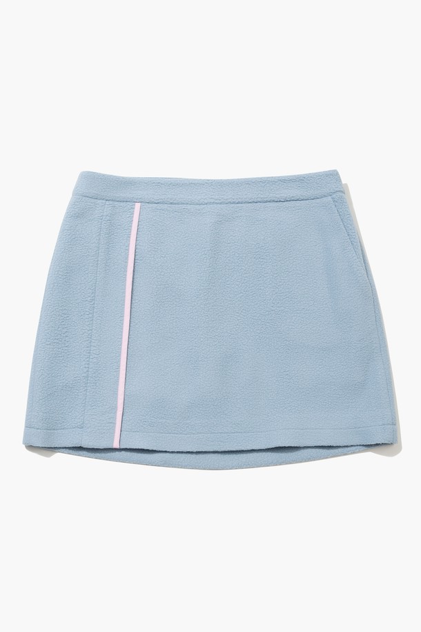 여성 플리스 스커트 라이트블루 MQ422PSKO2는 가을, 겨울 시즌에 따뜻하게 착용 가능한 플리스 스커트입니다. 골프 및 일상복으로 활용 가능하며, 스포티, 캐주얼, 미니멀 스타일을 모두 소화합니다. 부드러운 촉감의 폴리에스터, 나일론, 폴리우레탄 혼방 소재로 제작되었으며, A라인 핏에 두꺼운 두께감으로 보온성을 높였습니다. 라이트 블루 컬러에 무지 디자인, 사이드 라인 디테일이 특징이며, 미니스커트 타입으로 레귤러 핏을 제공합니다.
