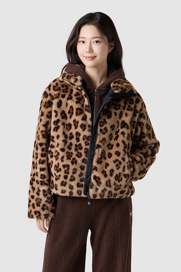 **여성 루즈핏 제로퍼 자켓 - 브라운(QQ422OJKO2)**

가을과 겨울 시즌을 위한 여성용 루즈핏 제로퍼 재킷입니다. 부드러운 촉감의 폴리에스터, 나일론 혼방 소재에 두꺼운 두께감으로 따뜻함을 더했습니다. 캐주얼 스타일의 브라운 컬러 퍼 자켓으로, 레오파드 패턴과 투톤 배색이 특징입니다. 넉넉한 루즈핏과 긴 소매 기장으로 편안한 착용감을 선사하며, 모임룩과 연말 모임룩에 활용하기 좋습니다. 안감은 폴리에스터로 제작되었으며, 집업 스타일로 간편하게 여밀 수 있습니다.
