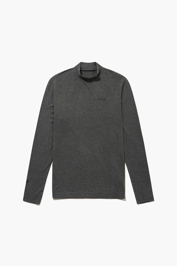 남성 에센셜 FINE AR (파인 AR) 베이스 레이어 _CHCL GQ421MILO9는 스포츠 활동과 일상에서 활용하기 좋은 남성용 베이스 레이어입니다. 블랙, 차콜 두 가지 색상으로 출시되었으며, 스포티한 스타일을 연출합니다. 겨울철 스포츠 활동에 적합하도록, 프리미엄 보온 소재를 사용하여 우수한 보온성을 제공하며 부드러운 촉감으로 최상의 착용감을 선사합니다. 하프넥, 레귤러 핏, 긴소매 기장으로 디자인되었으며, 아크릴, 레이온, 폴리우레탄 혼방 소재로 제작되어 흡습성과 신축성이 뛰어납니다. 골프룩, 피트니스룩, 등산룩 등 다양한 TPO에 활용 가능하며, 미니멀하고 클래식한 스타일과도 잘 어울립니다.
