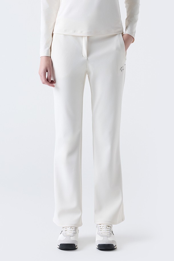 **우먼스 본딩 세미 부츠컷 팬츠 아이보리 SQ322SPT91**는 겨울철 데일리룩을 위한 여성용 부츠컷 팬츠입니다. 아이보리, 블랙 두 가지 색상으로 출시되었으며, 스포티하고 미니멀한 스타일을 연출합니다. 무릎 아래로 자연스럽게 퍼지는 세미 부츠컷 핏으로 다리가 길어 보이는 효과를 줍니다. 나일론, 폴리에스터, 폴리우레탄 혼방 소재에 기모 안감을 더해 보온성을 높였으며, 부드러운 촉감과 신축성으로 편안한 착용감을 선사합니다. 허리를 안정감 있게 잡아주는 하이웨스트 디자인과 넓은 허리 벨트, 그리고 슬림핏으로 복부를 안정적으로 잡아줍니다.
