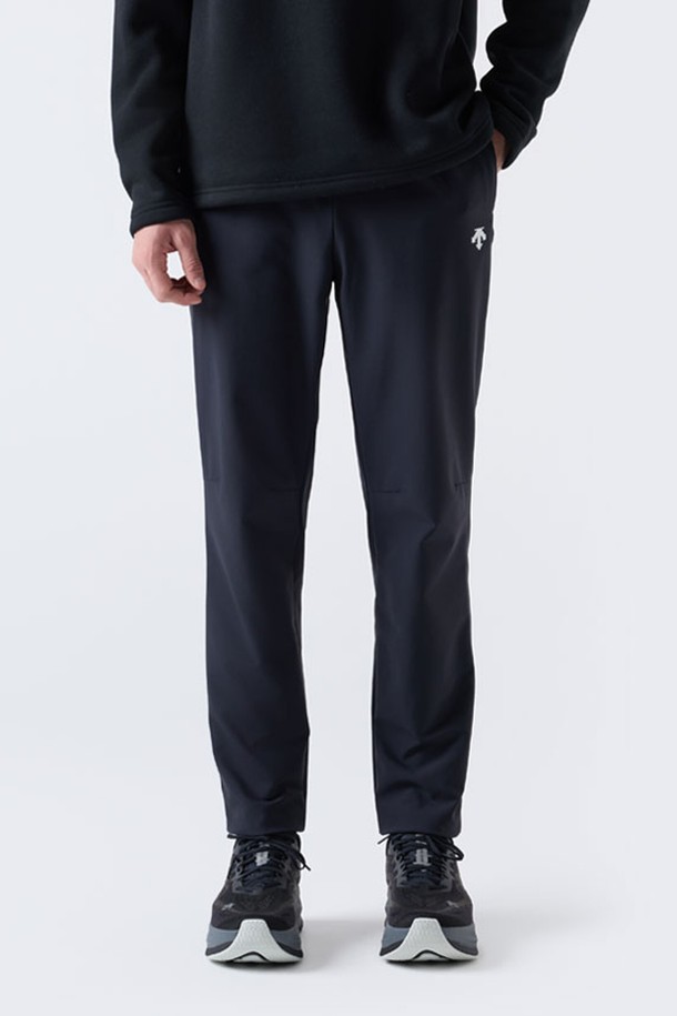 **러닝 기모 레귤러 팬츠 블랙 SQ421RPTO1**

쌀쌀한 날씨에도 쾌적한 러닝을 즐길 수 있는 남녀공용 러닝 기모 레귤러 팬츠입니다. 블랙과 차콜 두 가지 색상으로 출시되어 어떤 상의에도 잘 어울리는 활용성을 자랑합니다. 보온성이 뛰어난 기모 안감과 두꺼운 두께감으로 겨울철에도 따뜻하게 착용 가능합니다. 레귤러핏 디자인으로 편안한 착용감을 제공하며, 밴딩 처리로 활동성을 높였습니다. 스포티, 미니멀, 캐주얼 스타일을 모두 소화할 수 있는 필수 아이템입니다.
