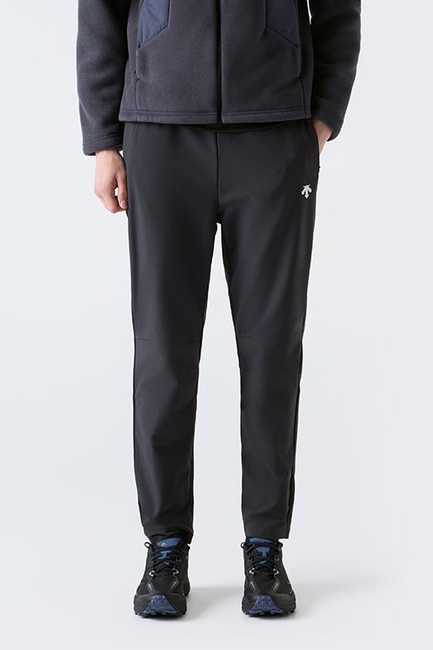 **러닝 기모 레귤러 팬츠 차콜 그레이 SQ421RPTO1**은 겨울철 러닝을 위한 남녀공용 기모 레귤러핏 팬츠입니다. 톤 다운된 차콜 그레이 색상으로 스포티하고 미니멀한 스타일을 연출하며, 긴 기장으로 보온성을 높였습니다. 부드러운 촉감의 나일론, 폴리우레탄 혼방 소재에 기모 안감을 더해 뛰어난 착용감을 선사합니다. 허리 밴딩 디테일로 활동성을 높였으며, 러닝룩에 적합합니다. 무지 디자인으로 어떤 상의와도 쉽게 매치할 수 있습니다.
