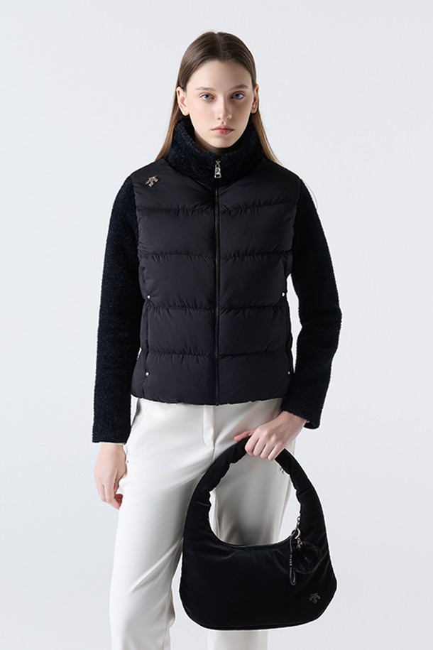 우먼스 글로시 패디드 호보백 블랙 SQ422SBGO1은 세련된 디자인과 부담스럽지 않은 광택감이 돋보이는 여성 호보백입니다. 미디엄 사이즈의 무지 패턴에 반원 형태, 블랙 컬러로 시크하고 미니멀한 스타일을 연출합니다. 부드러운 폴리에스터 소재로 제작되어 편안한 착용감을 제공하며, 탈부착 가능한 참장식으로 포인트를 더했습니다. 데이트룩, 쇼핑룩, 카페룩 등 다양한 TPO에 맞춰 활용 가능하며, 클래식한 분위기를 연출하기에도 좋습니다.
