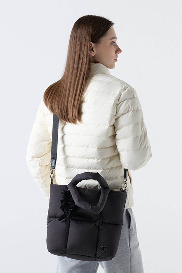 우먼스 퀄티드 토트백 블랙 SQ422SBGO2는 여성용 토트백입니다. 블랙과 아이보리 두 가지 색상으로 제공되며, 폴리에스터와 나일론 소재로 제작되어 튼튼합니다. 미디엄 사이즈의 사각 가방으로, 퀄팅 디자인과 참 장식이 특징이며, 데일리 캐주얼 스타일에 적합합니다. 탈부착 가능한 기능과 스크런치 겸용으로 실용성을 더했으며, 쇼핑룩이나 동네 마실룩에 잘 어울립니다.
