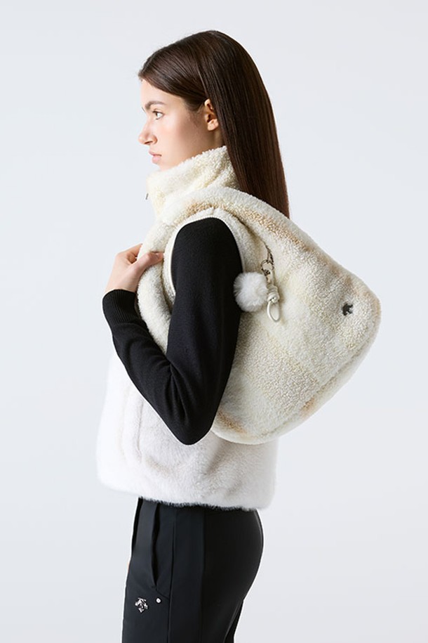 아이보리 컬러의 우먼스 퍼 호보백, SQ422SBGO6를 소개합니다. 부드러운 폴리에스테르 소재와 따뜻한 퍼 디자인이 특징으로, 미디엄 사이즈의 반원 모양 숄더백입니다. 안감 또한 폴리에스테르로 제작되었으며, 무게는 293g입니다. 데이트룩, 모임룩, 소개팅룩 등 다양한 TPO에 어울리며, 클래식, 미니멀, 걸리시 스타일을 연출하기 좋습니다.
