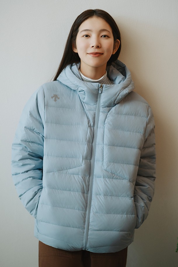 미유키 착용, 캐논 라이트 퍼텍스 슬림 다운 재킷 스카이 블루 SQ321SDJ93은 겨울철 일상과 스포츠 활동에 적합한 다운 패딩입니다. PERTEX QUANTUM 원단을 사용하여 경량성과 방수, 방풍 기능을 갖췄으며, 부드러운 촉감과 두꺼운 두께로 보온성을 높였습니다. 스카이 블루 컬러와 무지 디자인으로 스포티하면서도 캐주얼한 스타일을 연출하며, 슬림핏으로 제작되어 활동성을 더했습니다. 긴 소매와 집업 여밈 방식, 사이드 포켓, 가슴 포켓, 이너 포켓 등 실용적인 디테일이 돋보입니다. 겨울 데일리룩, 여행룩, 산책룩 등 다양한 TPO에 활용 가능하며, 미니멀한 스타일을 선호하는 분들께 추천합니다.
