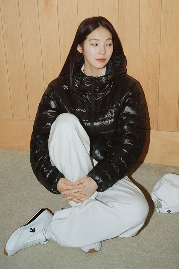 미유키 착용 크론 레이서 화이트 SQ313LCR71 운동화는 남성용으로, 캐주얼, 미니멀, 스포티한 스타일을 연출하기에 좋습니다. 사계절 언제든 착용 가능하며, 화이트, 블랙, 브라운, 블루, 그린, 레드, 네이비, 오렌지 등 다양한 컬러 옵션을 제공합니다. 천연가죽, 합성가죽, 합성고무, 파일론 등 튼튼한 소재로 제작되었으며, 굽 높이는 3cm입니다. 미끄럼 방지 아웃솔, 내구성 강화, 오염 방지 기능으로 편안한 착화감을 선사하며, 산책룩, 여행룩에 잘 어울립니다.
