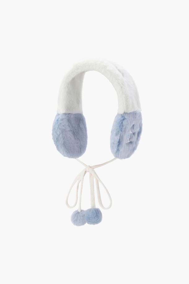 여성 2WAY 이어 머플러 화이트 MQ422LWMO2는 겨울철 방한을 위한 따뜻하고 부드러운 폴리에스터 소재의 이어머플러입니다. 2WAY 디자인으로 다양한 스타일 연출이 가능하며, 부드러운 촉감과 보온 기능을 제공합니다. 화이트 컬러에 무지 디자인, 그리고 사랑스러운 리본 장식이 걸리시, 미니멀, 클래식한 스타일을 완성합니다. 데이트룩과 연말 모임룩에 포인트를 더할 수 있는 아이템입니다.
